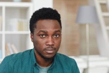 Afrikalı yakışıklı adam