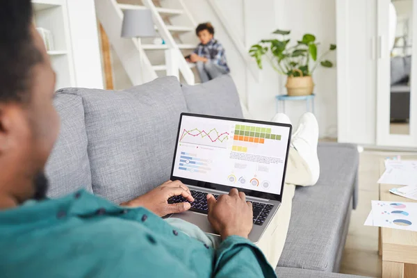 Homem usando laptop no trabalho — Fotografia de Stock