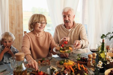 Son sınıf çifti yemek yiyor.