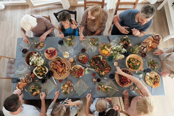 Family having dinner at home — Stock Photo, Image