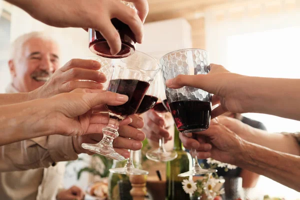 Gente celebrando con vino — Foto de Stock