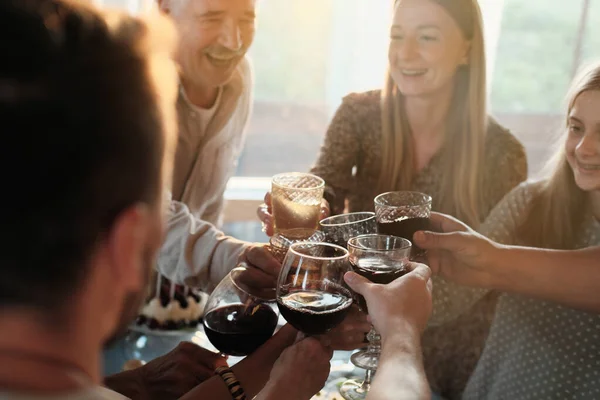 Gente divirtiéndose en la fiesta — Foto de Stock