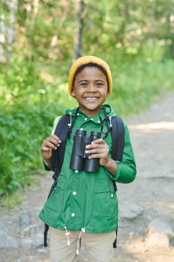 Dürbünlü Afrikalı çocuk.