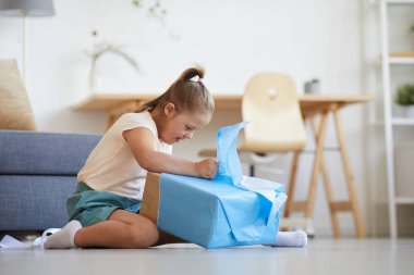 Kız hediyesini açıyor.