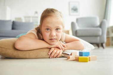 Kız evde dinleniyor.