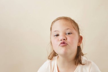 Öpücük yollayan kız