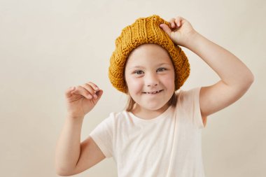 Şapkalı küçük kız.