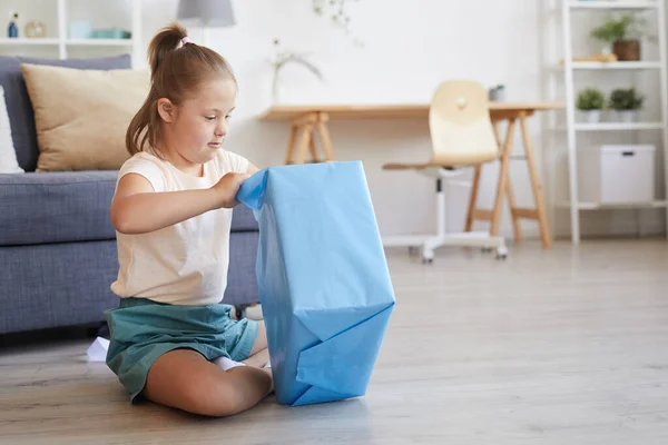 Chica abriendo el presente — Foto de Stock