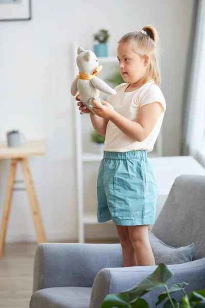 Niña con juguete — Foto de Stock