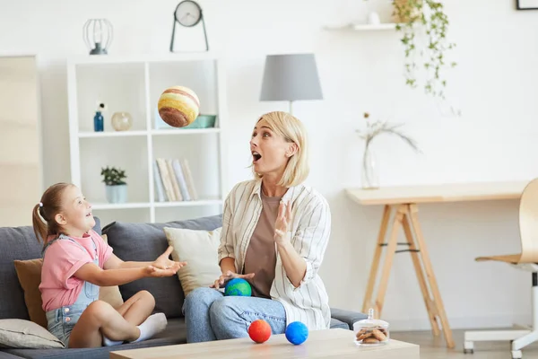 Madre jugando con su hija — Foto de Stock