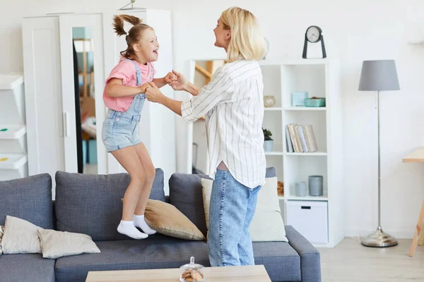 Familia divirtiéndose en casa — Foto de Stock