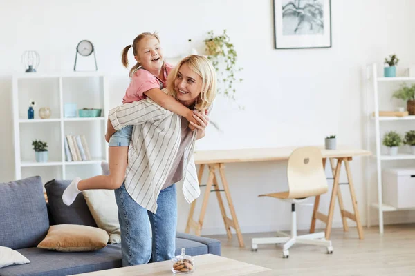 Madre jugando con su hija — Foto de Stock