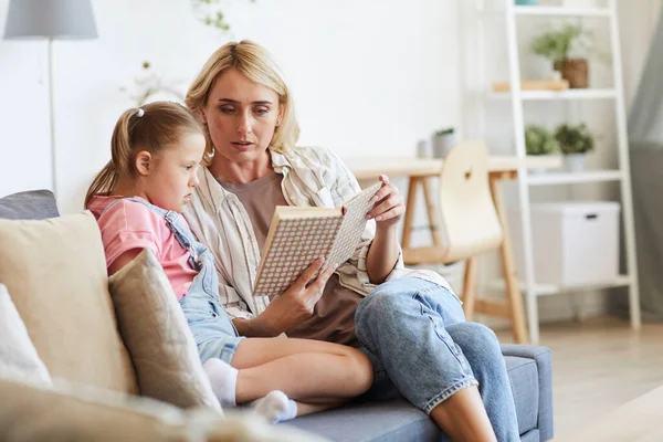 Libro de lectura con madre — Foto de Stock