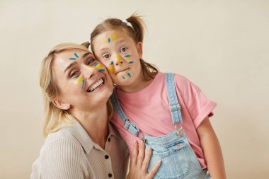 Yüzleri boyalı mutlu bir aile.