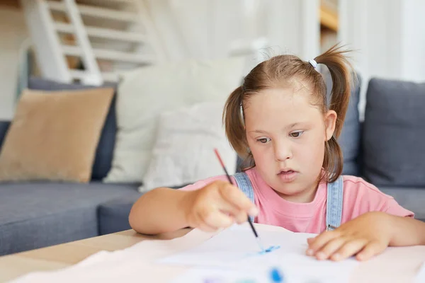 Menina aprendendo a pintar — Fotografia de Stock