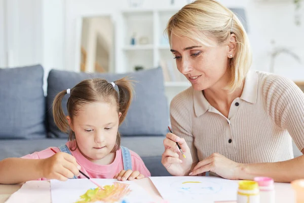 Chica pintando un cuadro — Foto de Stock