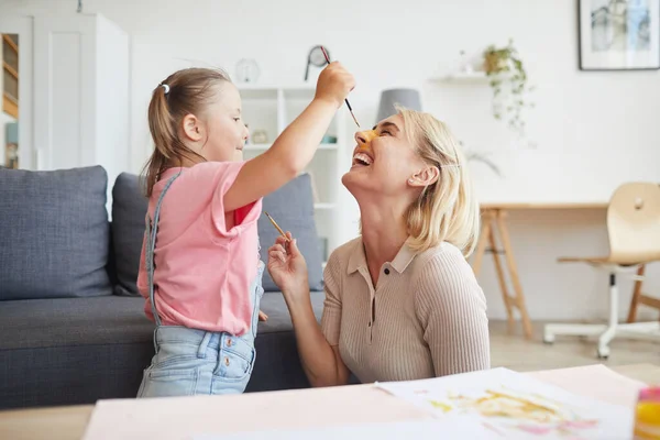 Pintura familiar con pinturas — Foto de Stock