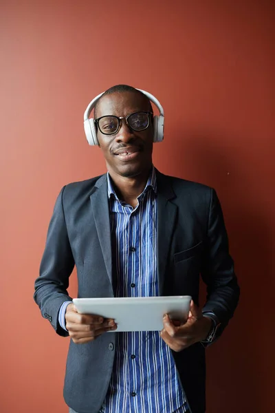 タブレットPCを持つアフリカ人男性 — ストック写真