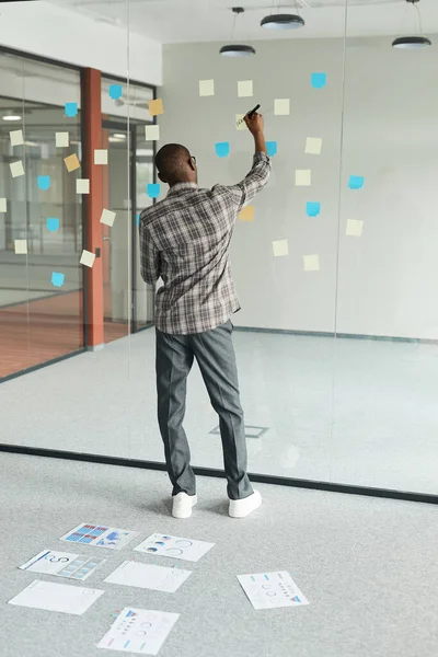 Hombre haciendo un plan de negocios — Foto de Stock