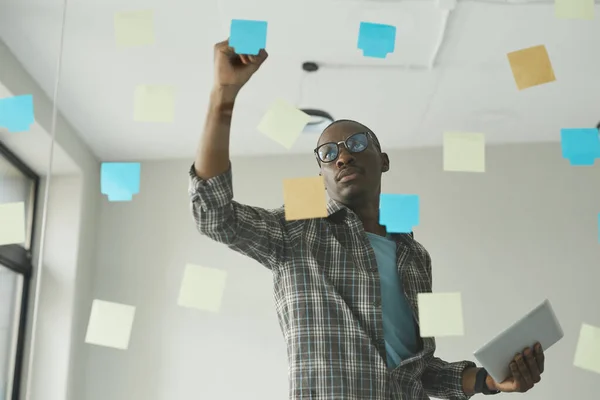 Hombre escribiendo nuevas ideas — Foto de Stock