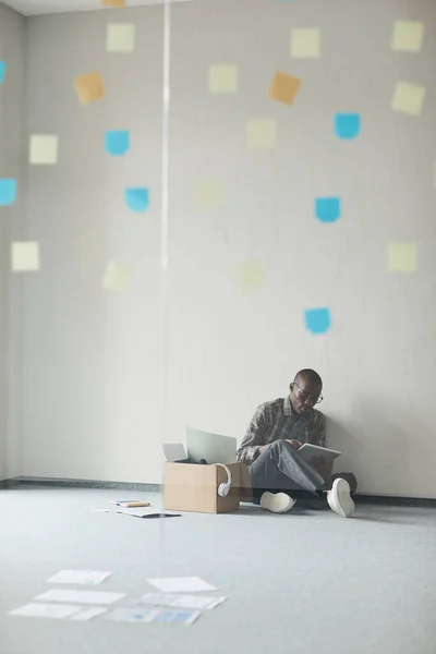 Hombre trabajando en línea en la tableta de PC — Foto de Stock