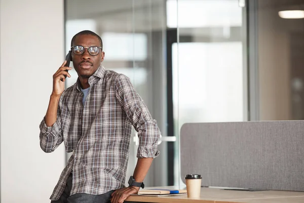 Un homme d'affaires a un appel téléphonique — Photo