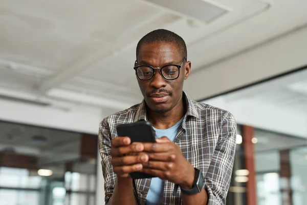 Homme utilisant le téléphone au travail — Photo