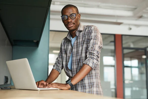 Designer utilisant un ordinateur portable au travail — Photo