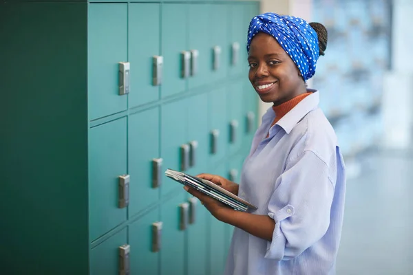 Africký student na univerzitě — Stock fotografie