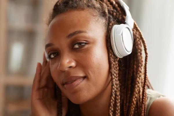 戴耳机的非洲妇女 — 图库照片