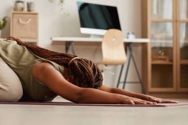 Esneme egzersizleri yapan bir kadın.