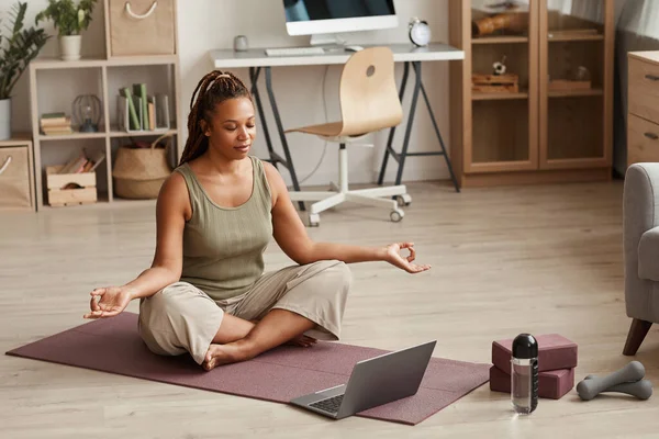 Vrouw doet yoga online thuis — Stockfoto