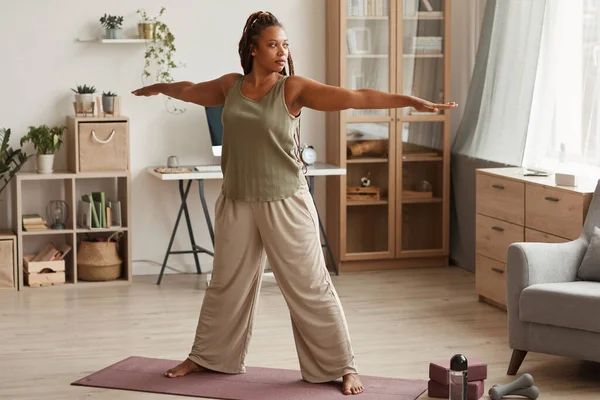 Vrouw die thuis traint — Stockfoto