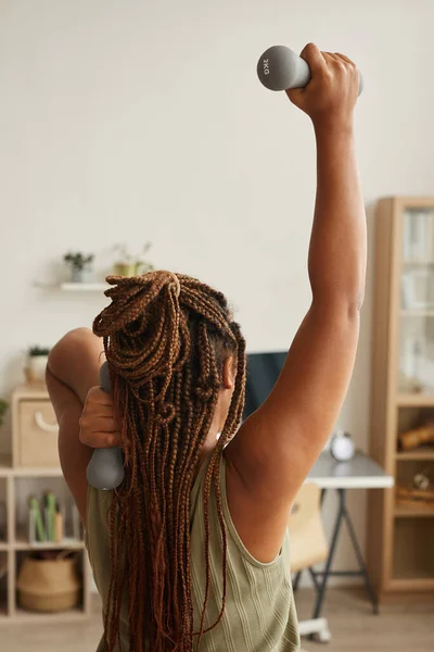 Mujer haciendo ejercicio con pesas en casa — Foto de Stock