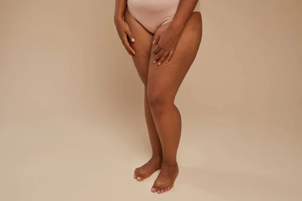 Mooie benen van mollige vrouw — Stockfoto