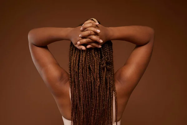 Vrouw met Afrikaanse dreadlocks — Stockfoto