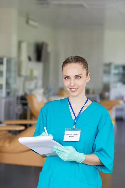 Portret Van Een Jonge Verpleegster Uniform Die Aantekeningen Maakt Een — Stockfoto