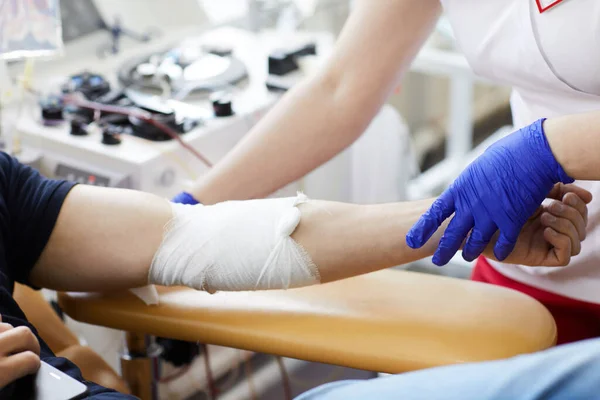 Close Van Patiënt Met Verbonden Hand Donerend Bloed Met Verpleegkundige — Stockfoto