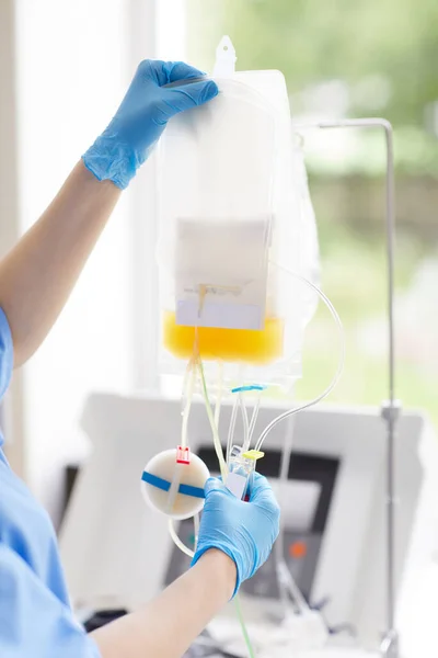 Close Enfermeira Preparando Conta Gotas Com Vitaminas Para Paciente Hospital — Fotografia de Stock