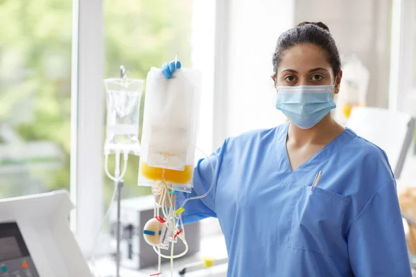 Retrato Enfermera Uniforme Pie Con Gotero Mirando Cámara Trabajando Hospital — Foto de Stock