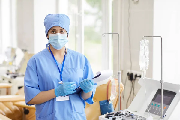 Retrato Enfermera Uniforme Ropa Protectora Con Listas Pacientes Mirando Cámara — Foto de Stock