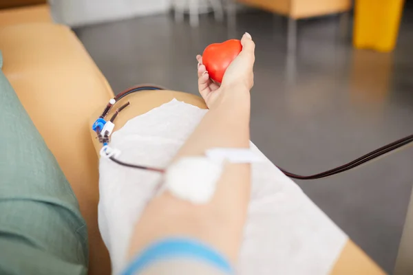 Close Van Vrouwelijke Hand Met Katheter Oefenen Met Speelgoed Tijdens — Stockfoto