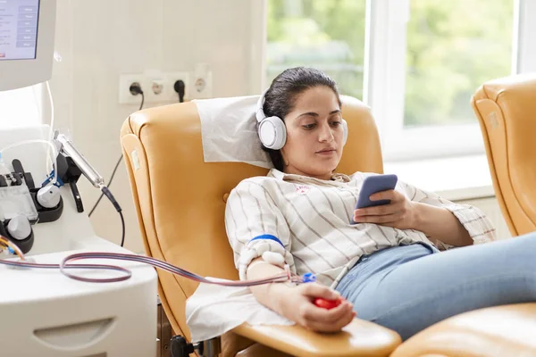 Jovem Mulher Fones Ouvido Usando Telefone Celular Ouvindo Música Enquanto — Fotografia de Stock