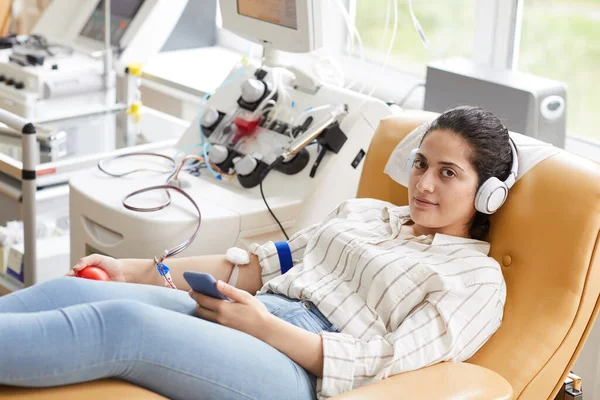 Portret Van Vrouwelijke Donor Liggend Bank Met Mobiele Telefoon Kijkend — Stockfoto