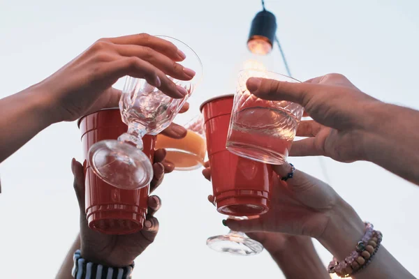 Primer Plano Del Grupo Personas Brindando Con Copas Cócteles Celebrando — Foto de Stock