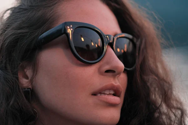 Nahaufnahme Einer Jungen Schönen Frau Mit Lockigem Haar Und Sonnenbrille — Stockfoto
