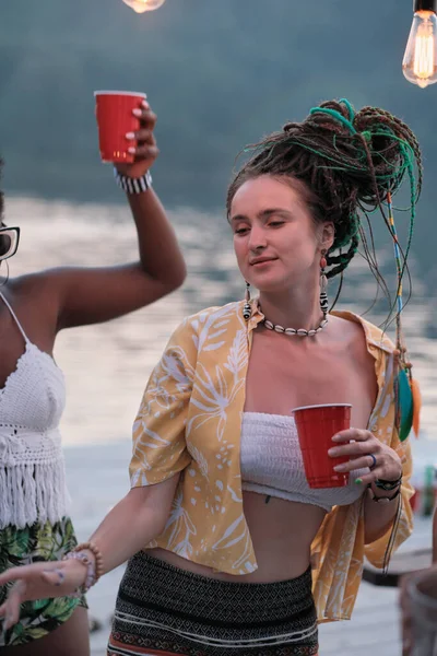 Mujer Joven Bebiendo Cerveza Bailando Con Amigos Fiesta Aire Libre —  Fotos de Stock