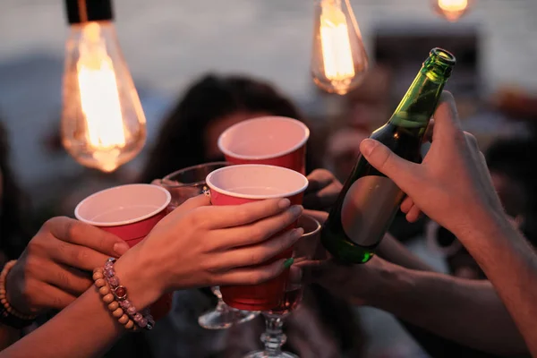 Primer Plano Los Jóvenes Sosteniendo Vasos Con Cerveza Tostadas Durante — Foto de Stock