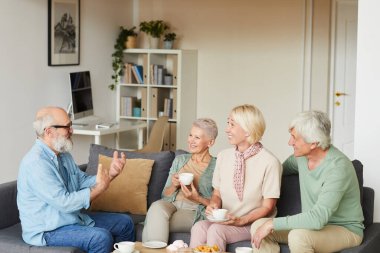 Arkadaşlarla vakit geçirmek.