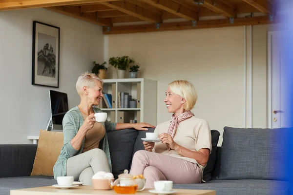 Zwei Frauen trinken Tee — Stockfoto